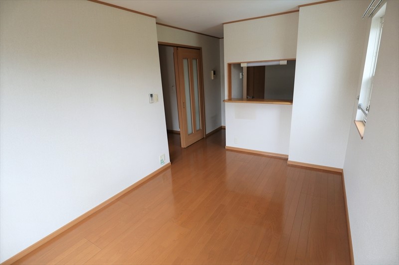 居室・リビング　対面キッチンの明るいリビングで家族の会話がはずみます！