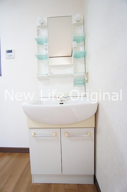 洗面設備　朝の忙しい時間に便利な独立洗面台。