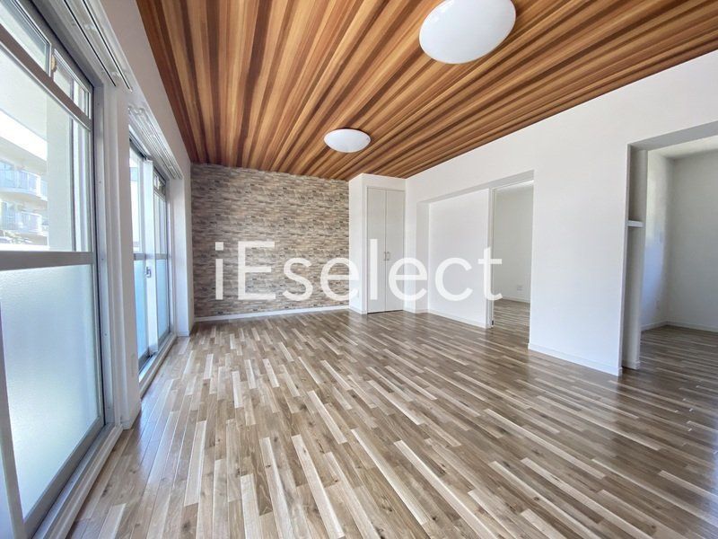 居室・リビング　アクセントクロスがおしゃれなリビングです