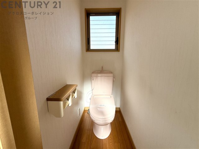 トイレ　落ち着いた色調のトイレです
