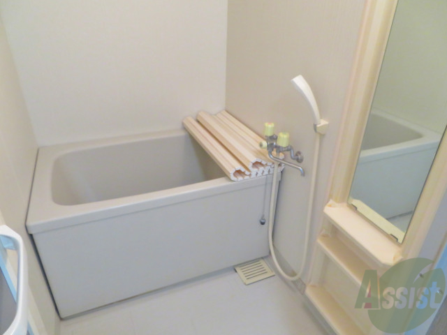 バス・シャワールーム　大きなバスタブで足を伸ばしてのんびり休めるね。