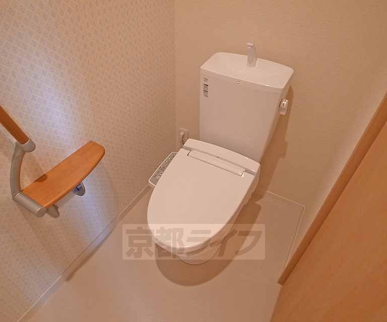 トイレ　ウォシュレット付のお手洗いです。