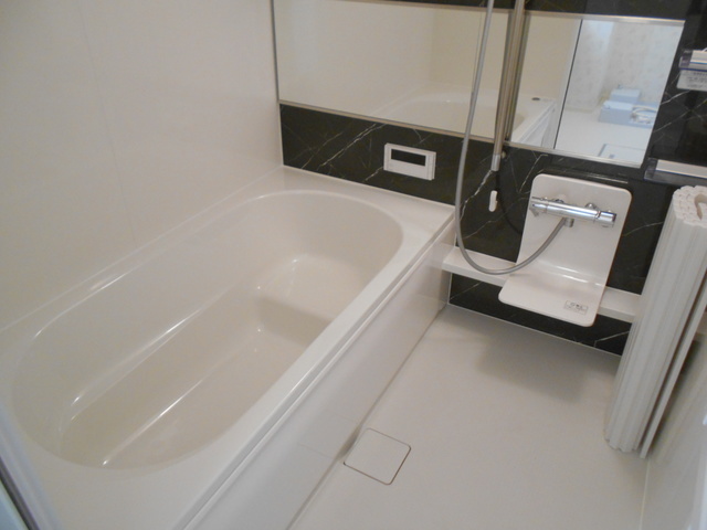 バス・シャワールーム　ゆったり浸かれるサイズのバスルームです。
