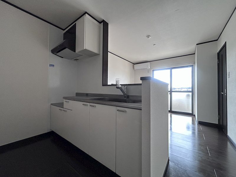 キッチン　会話しながら作業ができる対面キッチン。あると嬉しい床下収納つ