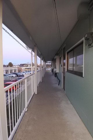 その他共有部分　明るく見通しの良い屋根付きの共用通路