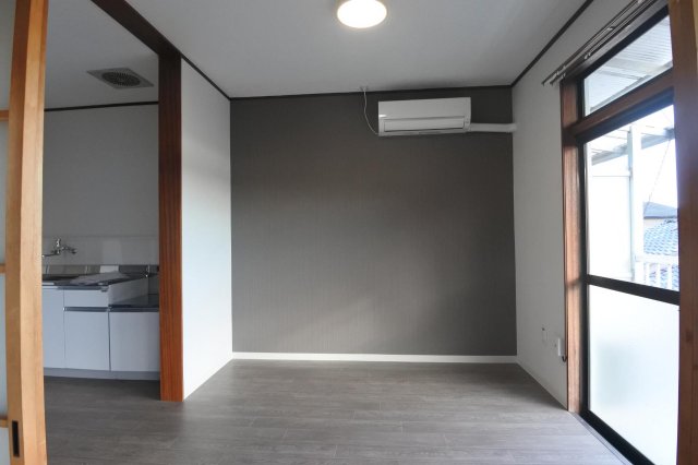 居室・リビング　南向きの光が入る、開放感あるリビング