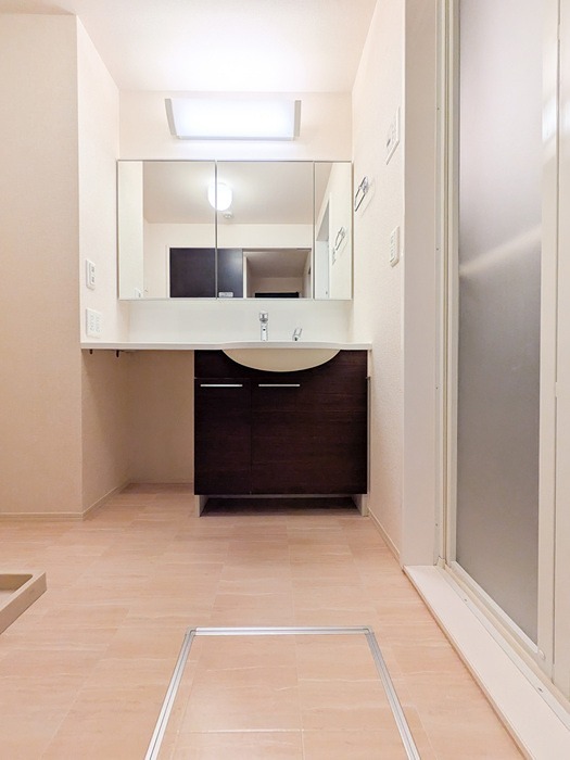 洗面設備　シャワー付き洗面台です