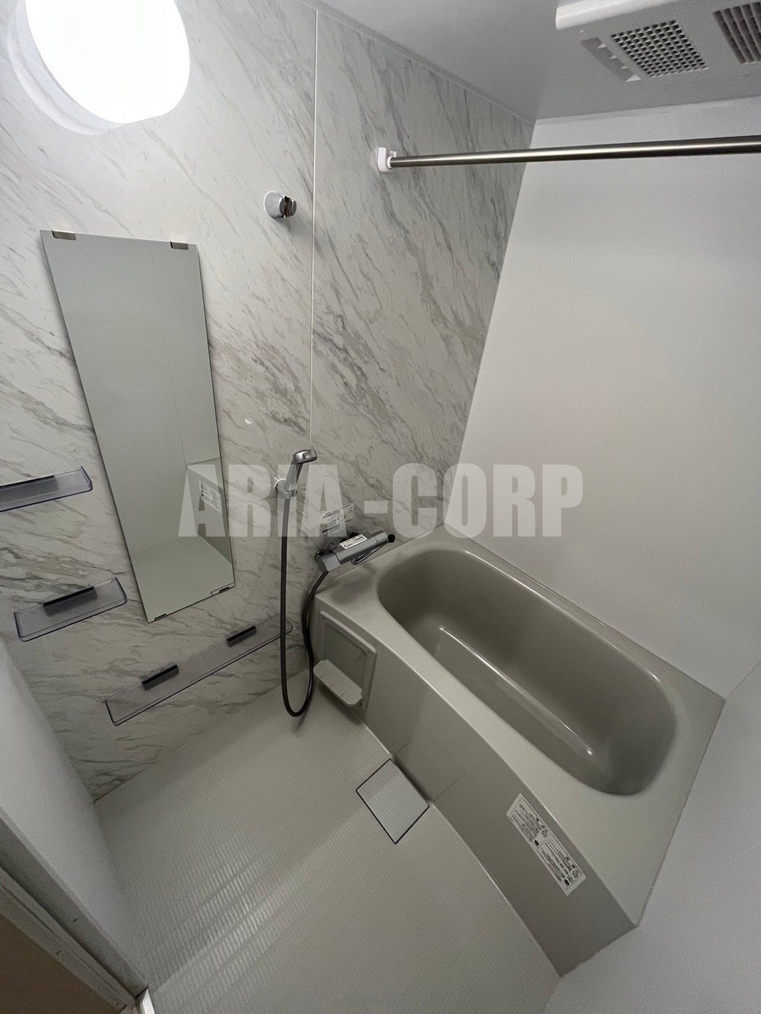 バス・シャワールーム　カラーパネル採用、浴室乾燥機付きのバスルーム！