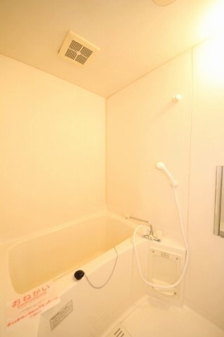 バス・シャワールーム　落ち着いた空間のお風呂です