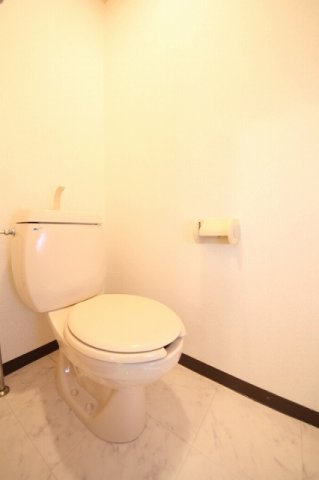 トイレ　落ち着いた色調のトイレです