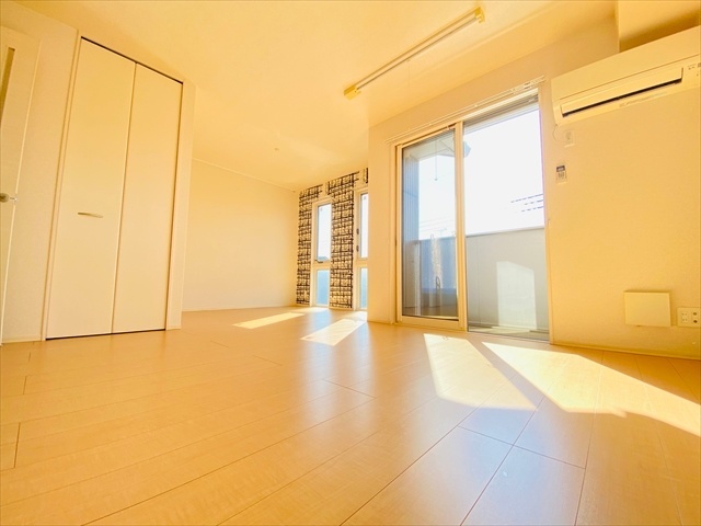 居室・リビング　同一建物内２０３号室内装写真転載