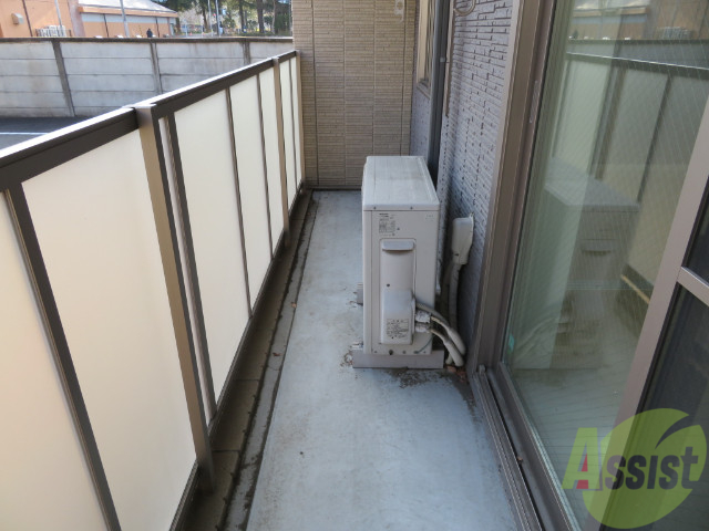 バルコニー　バルコニーは幅があり、広い印象を受けました。