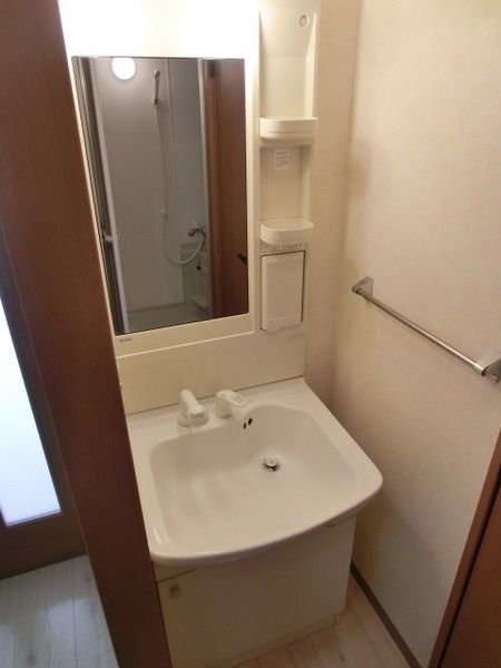 洗面設備　朝の支度にも便利な独立洗面台