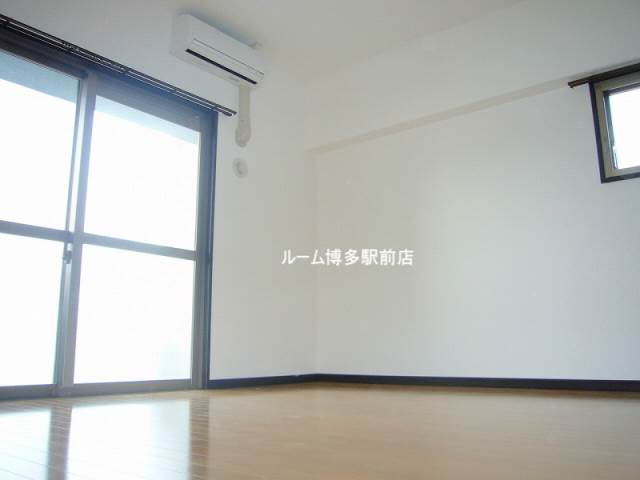 居室・リビング　エアコン完備。（別号室）