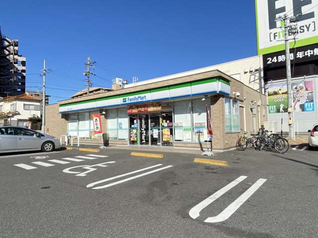 コンビニ　ファミリーマート（コンビニ）まで441m