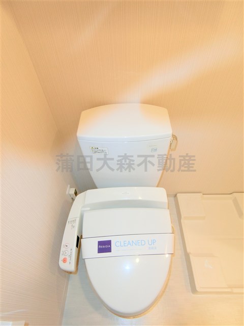 トイレ　棚収納と温水暖房便座付きトイレ