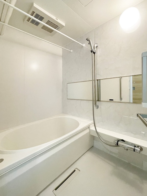 バス・シャワールーム　清潔感のあるお風呂です