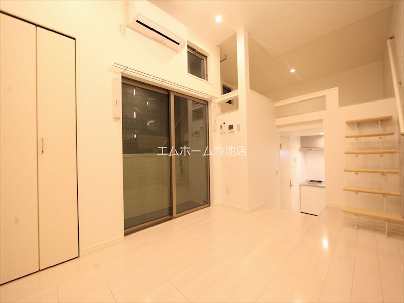 居室・リビング　洋室6.1帖　エアコン付　収納充実　バルコニー