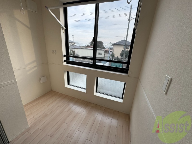 バルコニー　バルコニーはありませんが洗濯物を干すスペースはございます。