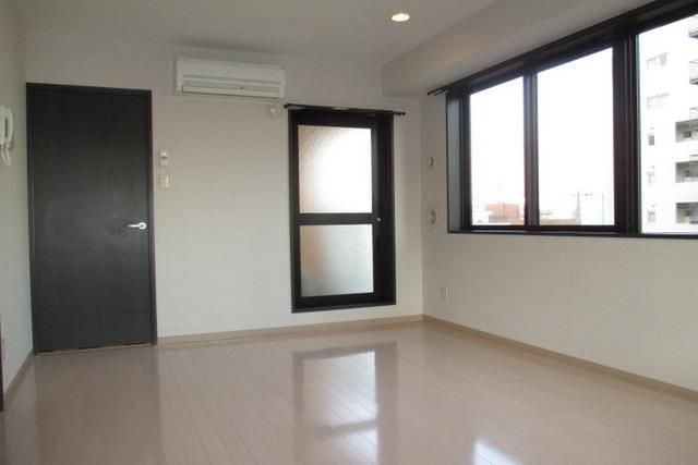 居室・リビング　角部屋２面採光の明るいお部屋。