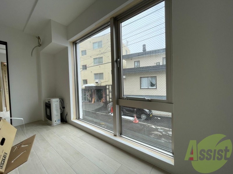 バルコニー　窓が沢山あると日がたっぷり入って気持ち良いですよね！