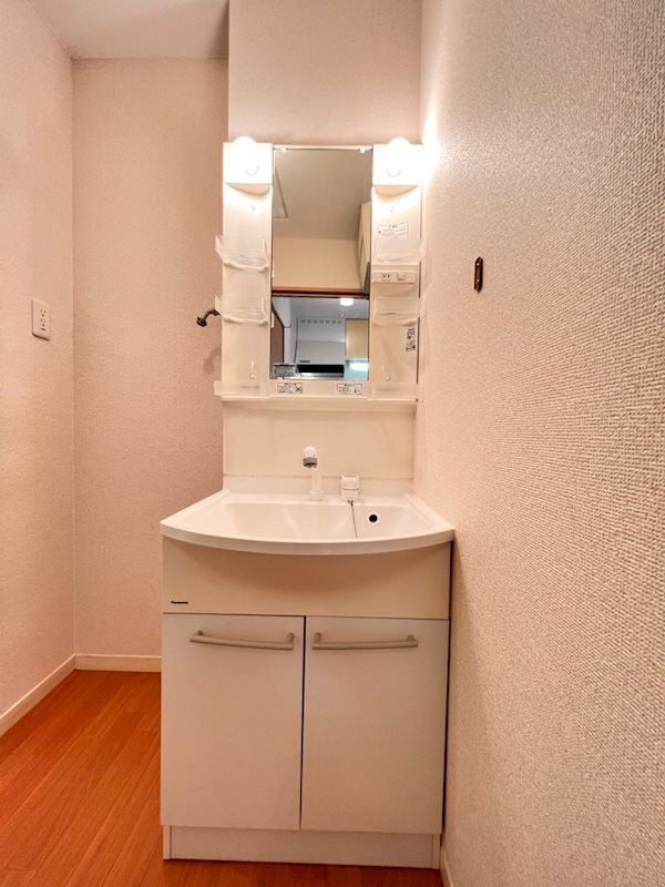 洗面設備　身支度に便利な独立洗面台。