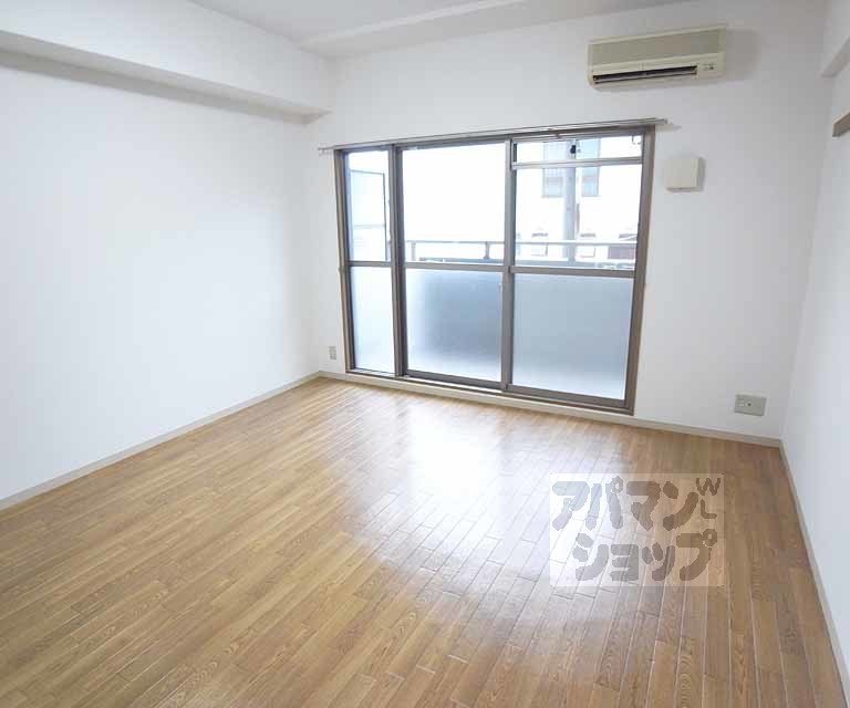 居室・リビング　南向きの洋室です。