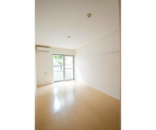 居室・リビング　7.5畳の広々としたお部屋です。（同建物の別部屋の写真です。