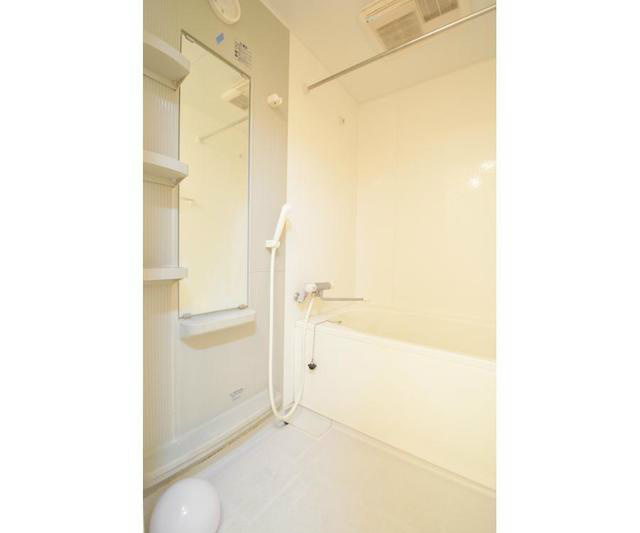 バス・シャワールーム　浴室乾燥機付きです。（同建物の別部屋の写真です。）