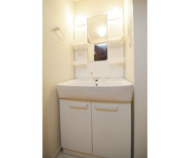 洗面設備　浅井便利な独立洗面台完備です。（同建物の別部屋の写真です。）