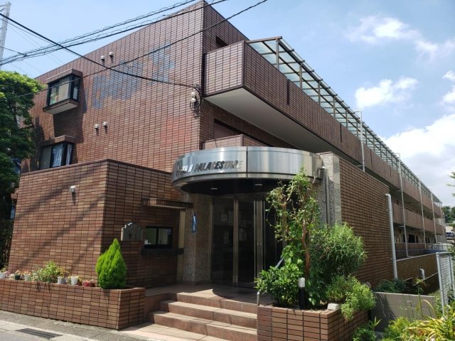 エントランス　落ち着いたエントランスです