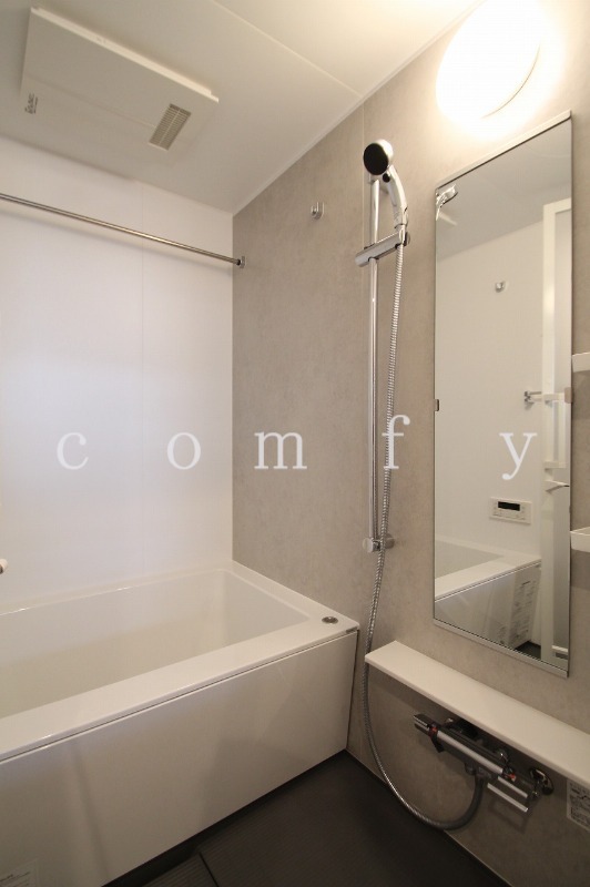 バス・シャワールーム　追炊き・浴室乾燥機付きバスルーム