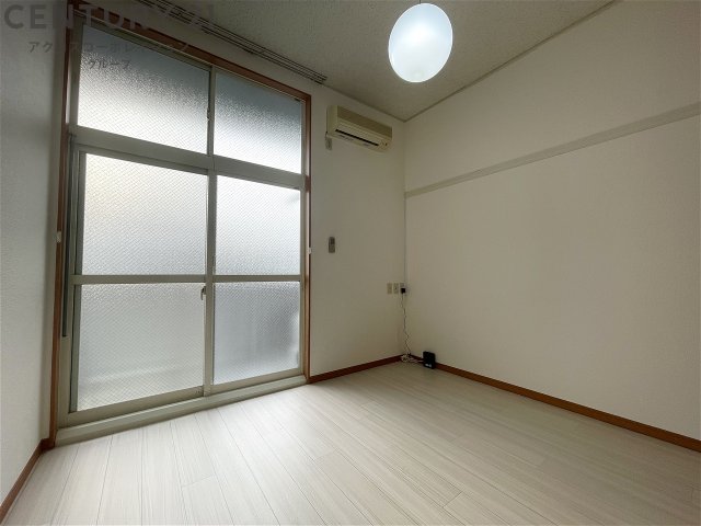 居室・リビング　ロフト付きの6帖の洋室です♪