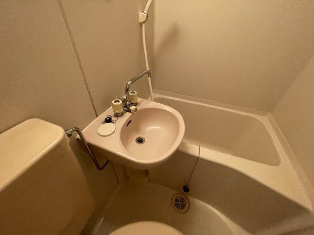 洗面設備　明るい洗面所です