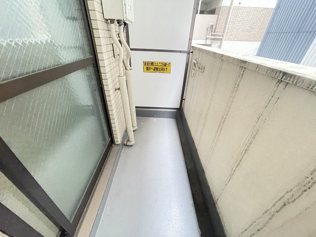 バルコニー　暖かな日差しのふりそそぐバルコニー