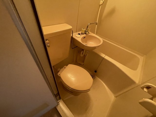 トイレ　落ち着いた色調のトイレです