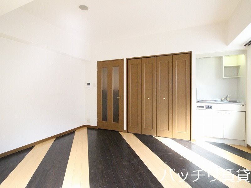 居室・リビング　画像は別号室の為、現状優先になります。