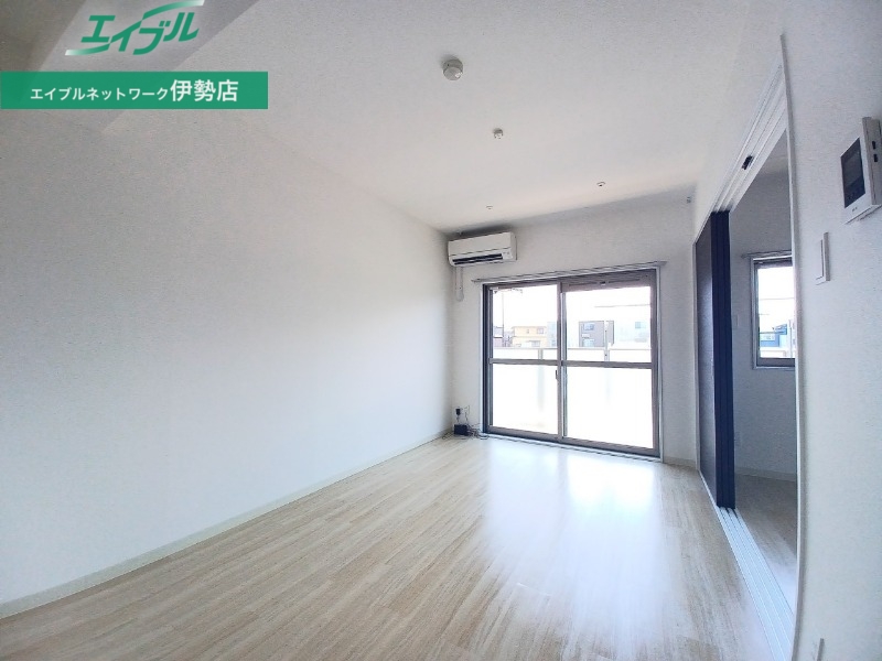 居室・リビング　別部屋反転参考写真です。