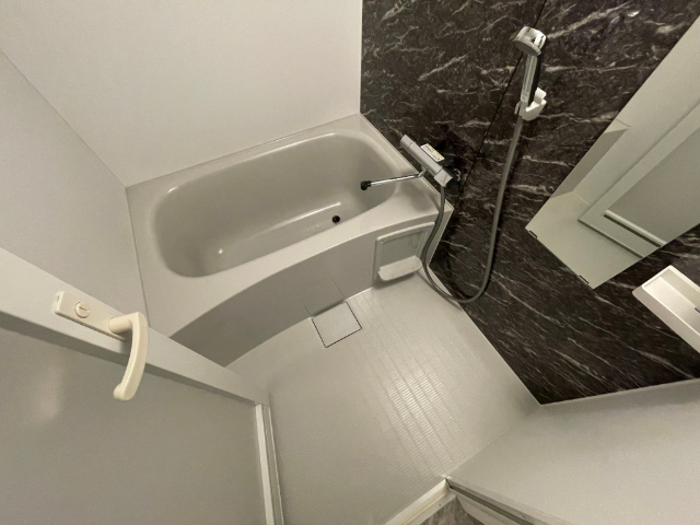 バス・シャワールーム　サーモ水栓付きのバスルーム