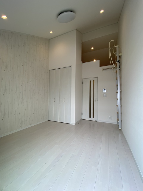 居室・リビング　天井高くて解放感が良いです。