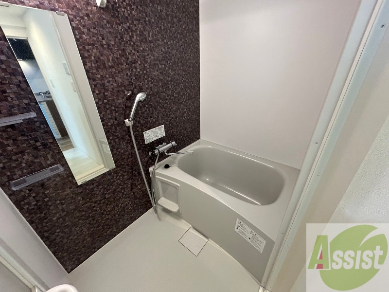 バス・シャワールーム　お風呂です。広々したバスでゆっくりくつろげます。