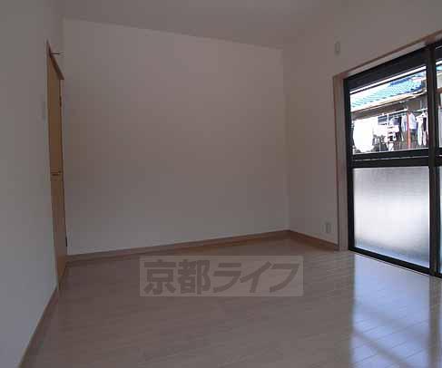 居室・リビング　壁も床もピカピカです。