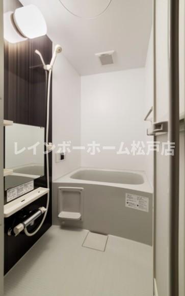 バス・シャワールーム　コンパクトで使いやすいお風呂です