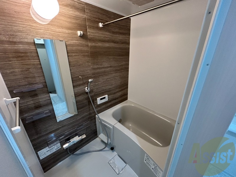 バス・シャワールーム　お風呂はゆったりと入るには充分な広さです。