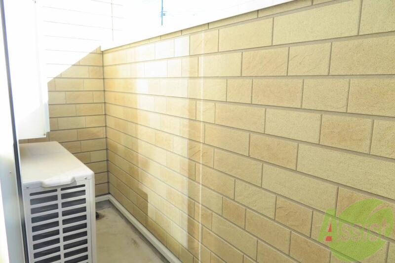 バルコニー　バルコニーは南向きでお洗濯もはかどりそうです