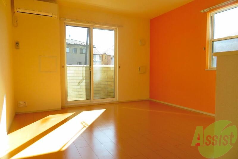 居室・リビング　夕方はこんな感じで陽当たり良好の２面採光のリビング