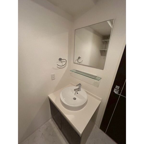 洗面設備　写真は同マンションの他のお部屋のものです