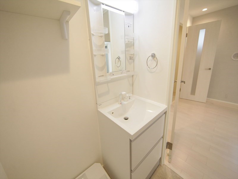 洗面設備　脱衣所　独立洗面台（シャンプードレッサー付）収納スペース有