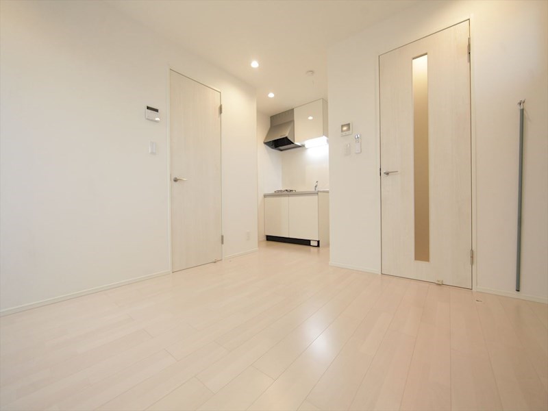 居室・リビング　ＬＤＫ8帖　システムキッチン　エアコン完備