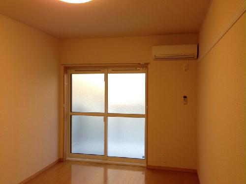 居室・リビング　ナチュラルな木目と白を基調とした室内